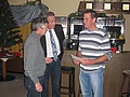 Ehrung für Patrick Henschel (rechts) durch Michael Boos (links) und Gerd Schlosser (Mitte) (Foto: THW Montabaur)