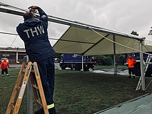 Aufbau der Großzelte für die Bundespolizei (Foto: THW Montabaur)