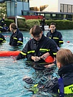 Kleidungsschwimmen im Freibad Montabaur (Foto: THW Montabaur)