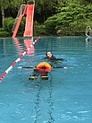 Kleidungsschwimmen im Freibad Montabaur (Foto: THW Montabaur)