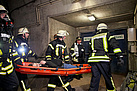 Rettung der "Verletzten" aus dem ICE (Foto: Sascha Ditscher)