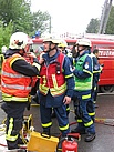 Zugführung bespricht Einsatztaktik mit Zugführer Feuerwehr Montabaur (Foto: THW Montabaur)