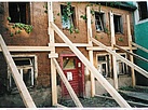 2002: Abstützen eines Gebäudes in Grimma (Foto: THW Montabaur)