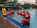 Kleidungsschwimmen im Freibad Montabaur (Foto: THW Montabaur)