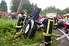 Feuerwehr Mogendorf rettet Verletzte aus einem Unfallfahrzeug (Foto: THW Montabaur)